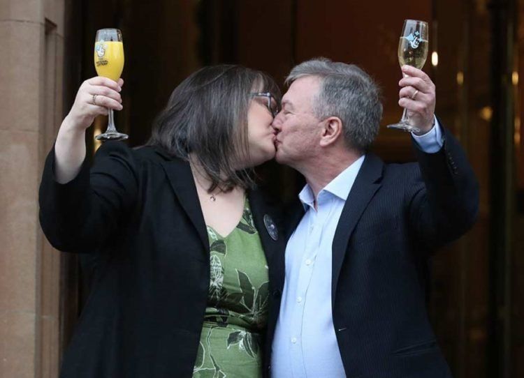 La reacción de una pareja que gana 150 millones de dólares en la lotería sorprende a muchos