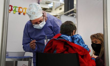 El viernes, los ministros de Salud de todo el país acordaron acelerar la campaña de vacunación covid de cara al inicio del ciclo lectivo 2022. El viernes, los ministros de Salud de todo el país acordaron acelerar la campaña de vacunación covid de cara al inicio del ciclo lectivo 2022.