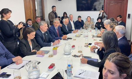Los ministros Bastia y Olivares concurrieron a la Legislatura santafesina para reunirse con diputados integrantes de la comisión de Presupuesto. Los ministros Bastia y Olivares concurrieron a la Legislatura santafesina para reunirse con diputados integrantes de la comisión de Presupuesto.