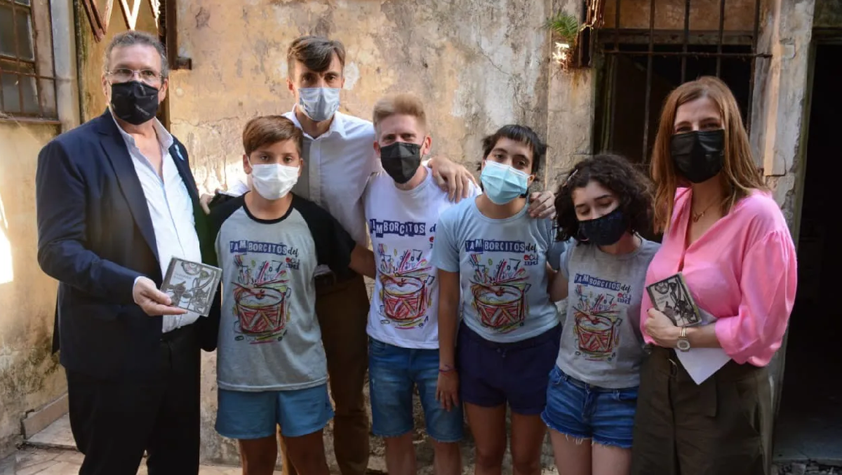 El ministro Bauer, el intendente Ghi y la presidenta del Instituto Cultural bonaerense, Florencia Saintout, junto a los ni&ntilde;os y ni&ntilde;as de los &ldquo;Tamborcitos del ECuNHi&rdquo;.