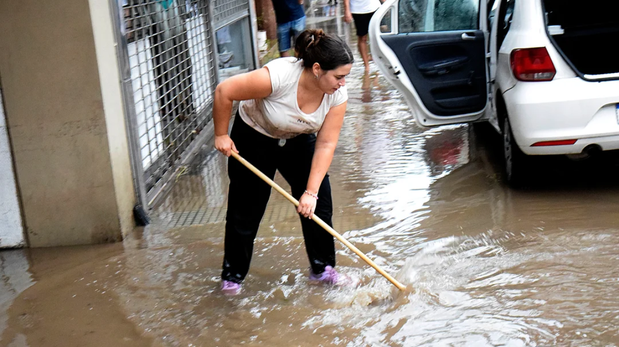 Sin luz ni agua, incomunicados y tratando de rescatar lo que quedó en pie, el día después en Bahía Blanca