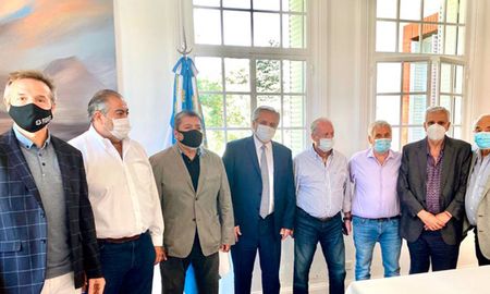 El presidente Alberto Fernández recibió este viernes en la residencia de Olivos a una delegación de la CGT encabezada por sus cotitulares, Héctor Daer y Carlos Acuña. El presidente Alberto Fernández recibió este viernes en la residencia de Olivos a una delegación de la CGT encabezada por sus cotitulares, Héctor Daer y Carlos Acuña.