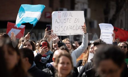 Este martes al mediodía, UENDISFE convocó a una marcha por el reclamo del veto de Javier Milei a la ley de emergencia en discapacidad. Este martes al mediodía, UENDISFE convocó a una marcha por el reclamo del veto de Javier Milei a la ley de emergencia en discapacidad.