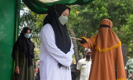 Adulterio en Indonesia: la mujer fue castigada con 100 latigazos y el hombre con 15 azotes Adulterio en Indonesia: la mujer fue castigada con 100 latigazos y el hombre con 15 azotes