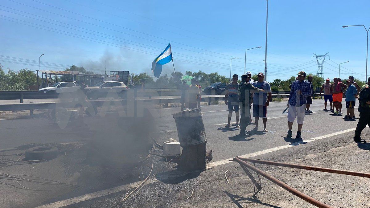 según adelantaron los manifestantes, si en las próximas horas no obtienen respuestas de la EPE, el corte se hará en las dos manos de la ruta.
