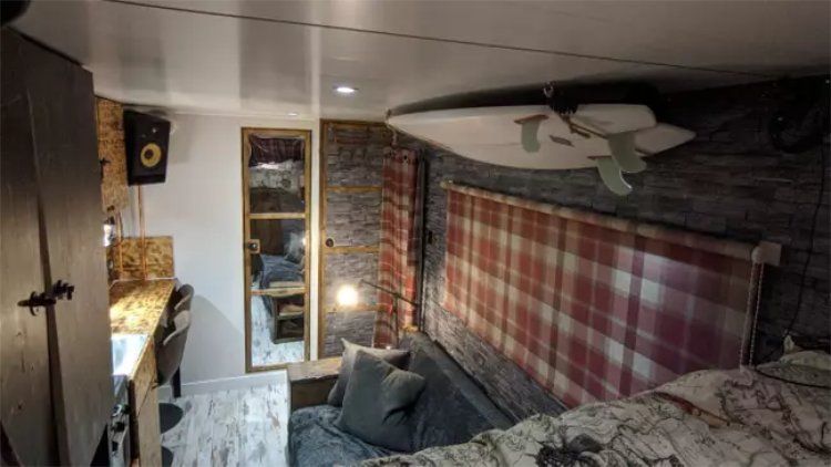 Este hombre de las cavernas moderno, también posee un lavasecarropa, WiFi inteligente, una barra donde sentarse a desayunar, un teléfono de trabajo para comunicarse con sus clientes, luces exteriores, hornillas a gas y horno, un frigobar, agua caliente y fría