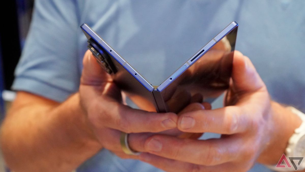 Cuenta con 12 GB de memoria RAM y 256 GB de almacenamiento interno. Cuenta con 12 GB de memoria RAM y 256 GB de almacenamiento interno.