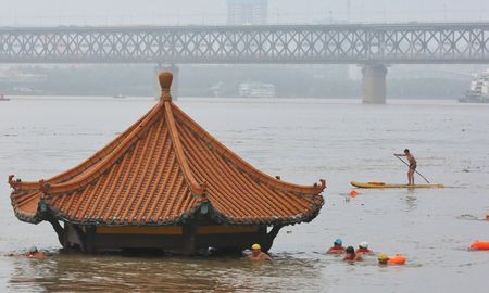 China reportó al menos 141 personas fallecidas o desaparecidas en las inundaciones que iniciaron por las torrenciales lluvias en junio. China reportó al menos 141 personas fallecidas o desaparecidas en las inundaciones que iniciaron por las torrenciales lluvias en junio.