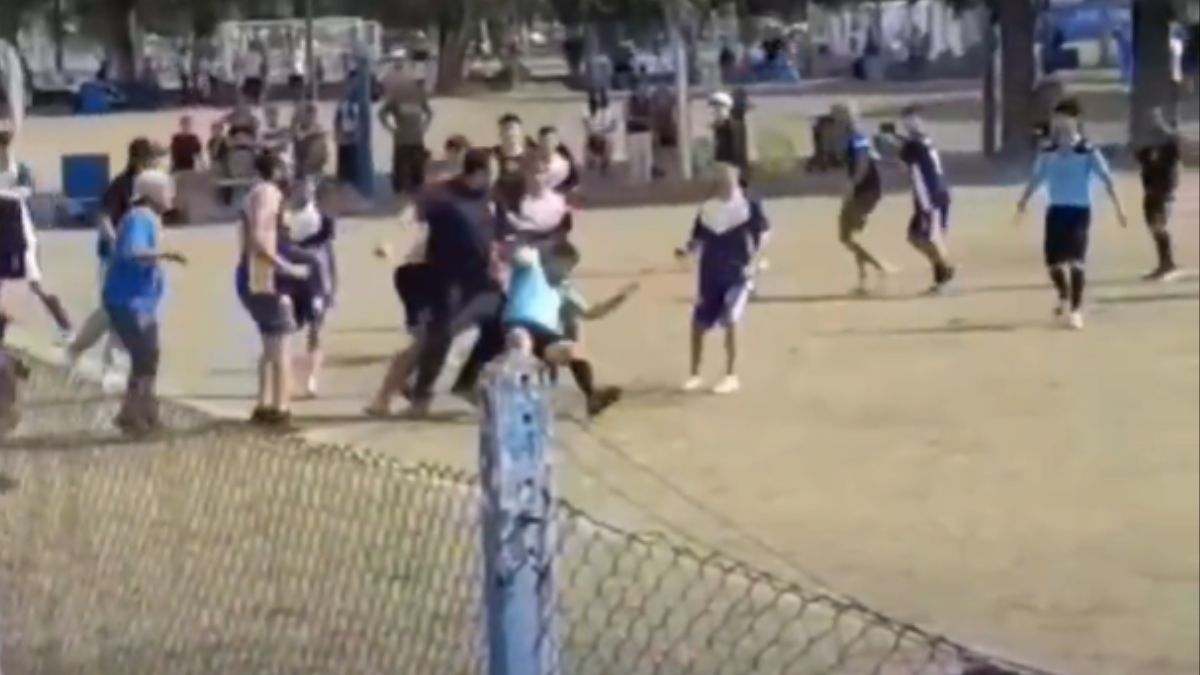 Violento ataque a un árbitro en un partido de fútbol.