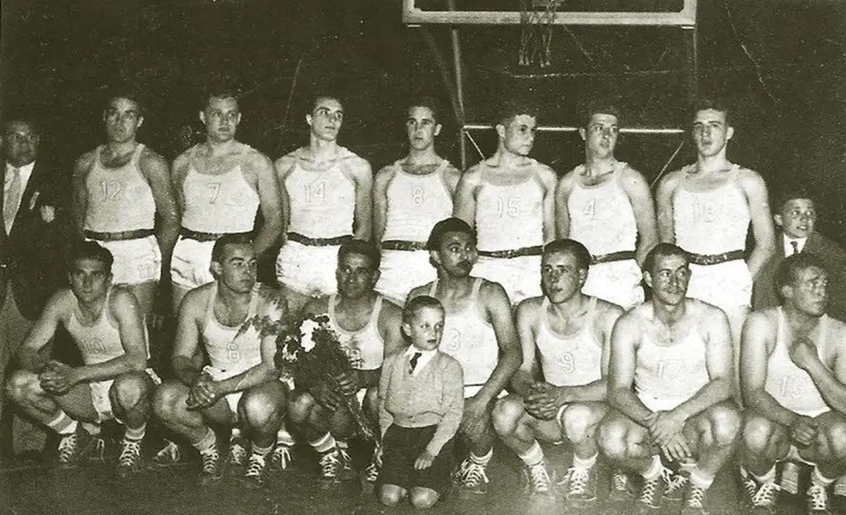 Una de las formaciones de la Selección Argentina que, dirigida por Jorge Hugo Canavesi, conquistó invicta el Mundial de 1950: arriba, desde la izquierda, Juan Carlos Uder, Vito Liva, Alberto López, Oscar Alberto Furlong, Leopoldo Contarbio, Hugo Oscar del Vecchio y Jorge Nuré (reserva); abajo, Rubén Menini, Raúl Pérez Varela, Ricardo Primitivo González (capitán), Pedro Andrés Bustos, Roberto Viau, Alberto Lozano (reserva), y Omar Monza.