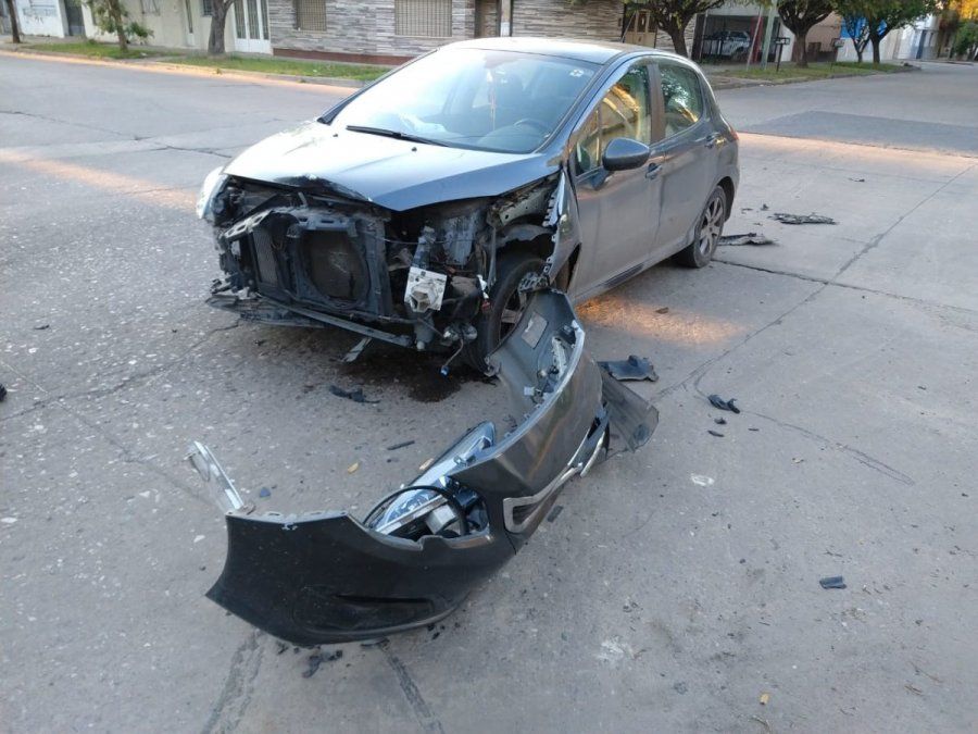Accidente de tránsito en 9 de Julio y Quintana: un auto quedó destrozado tras chocar con una camioneta
