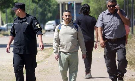 Fabián Tablado, el femicida que en 1996 mató de 113 puñaladas a su novia Carolina Aló, no cumplió con la restricción impuesta hacia el padre de la joven. Un fiscal pidió su detención por desobediencia, que contempla prisión de dos meses a un año, y él se justificó. Fabián Tablado, el femicida que en 1996 mató de 113 puñaladas a su novia Carolina Aló, no cumplió con la restricción impuesta hacia el padre de la joven. Un fiscal pidió su detención por desobediencia, que contempla prisión de dos meses a un año, y él se justificó.