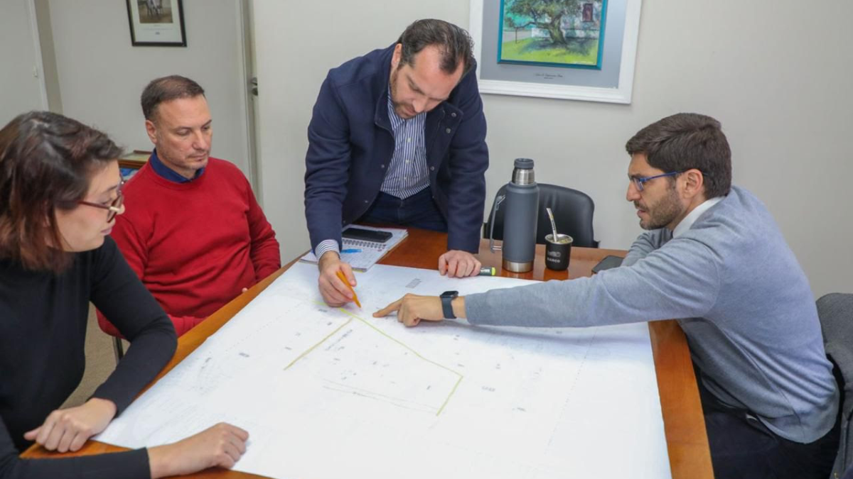 En esta reunión los mandatarios intercambiaron avances sobre los estudios y como calzaría el nuevo puente en Santo Tomé. En esta reunión los mandatarios intercambiaron avances sobre los estudios y como calzaría el nuevo puente en Santo Tomé.