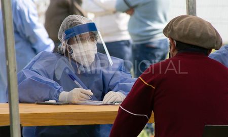 En la última semana se realizaron 1.050 tests rápidos en barrios de la ciudad de Santa Fe, y las localidades de Gálvez, Sauce Viejo y Esperanza. En la última semana se realizaron 1.050 tests rápidos en barrios de la ciudad de Santa Fe, y las localidades de Gálvez, Sauce Viejo y Esperanza.