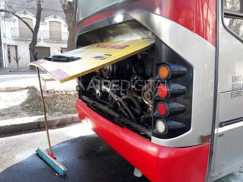Susto en la mañana: se incendió un colectivo de la línea 9, de la empresa Ersa, en pleno Bulevar Gálvez