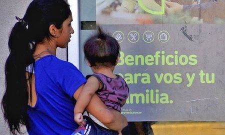 El Ministerio de Desarrollo Social lanzó un programa para mujeres de barrios populares, quienes podrán accederán a $240.000 para la refacción de sus viviendas. El Ministerio de Desarrollo Social lanzó un programa para mujeres de barrios populares, quienes podrán accederán a $240.000 para la refacción de sus viviendas.
