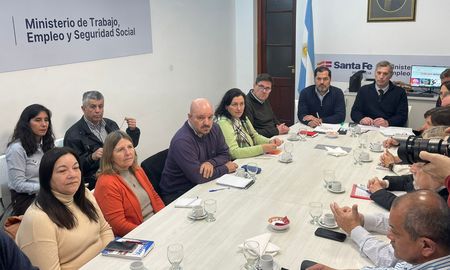 La reunión paritaria de este lunes tuvo una propuesta salarial formal para los docentes de Santa Fe. La reunión paritaria de este lunes tuvo una propuesta salarial formal para los docentes de Santa Fe.