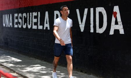 Maxi Rodríguez se despide del fútbol profesional en el partido entre Newells y Banfield, por el Torneo de la Liga Profesional. Maxi Rodríguez se despide del fútbol profesional en el partido entre Newells y Banfield, por el Torneo de la Liga Profesional.