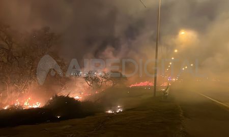 Incendio de pastizales a la vera de la Ruta 168, pasando el segundo aliviador. Incendio de pastizales a la vera de la Ruta 168, pasando el segundo aliviador.