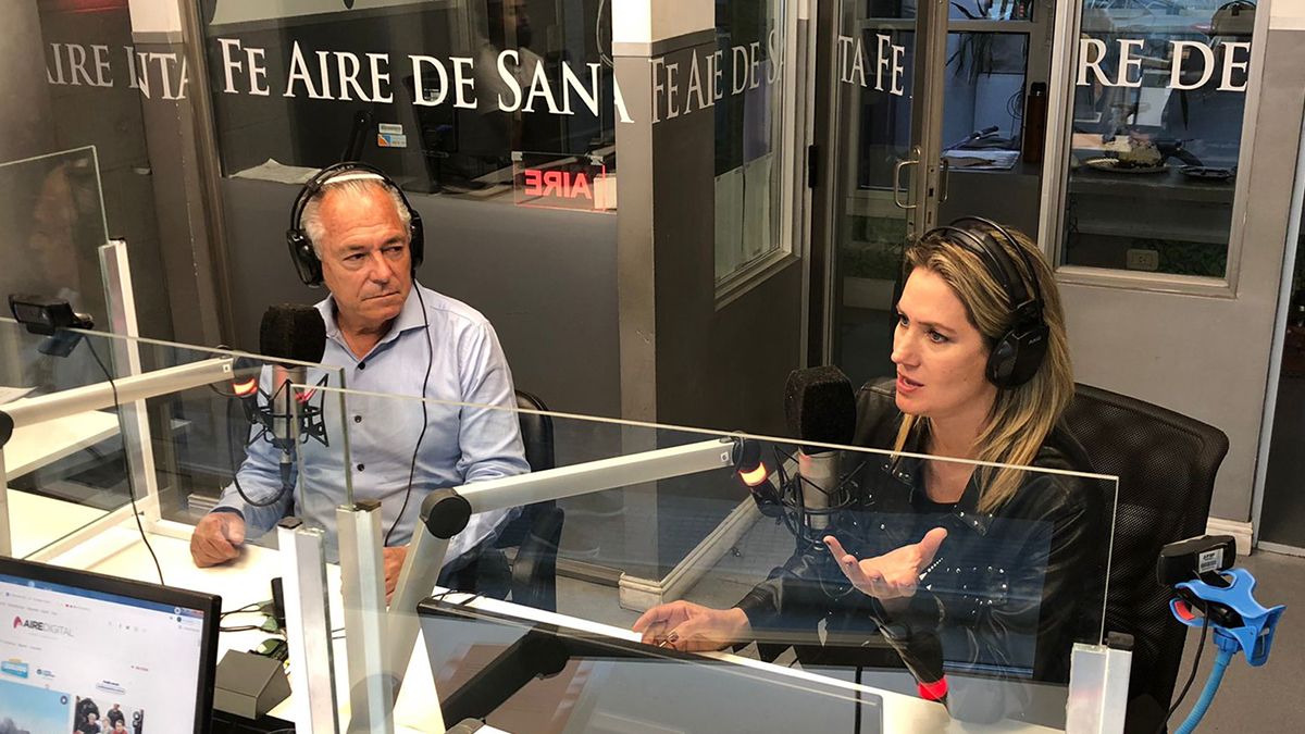 Mario Barletta y Carolina Losada en los estudios de Aire de Santa Fe.&nbsp;