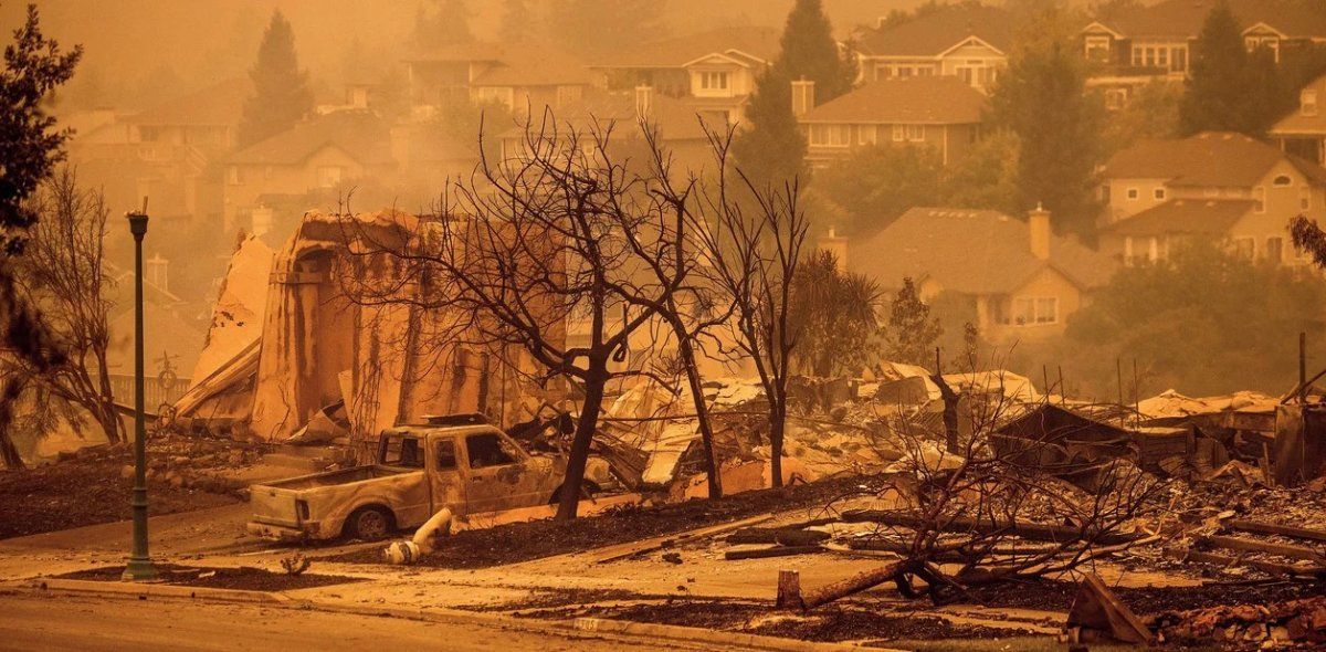 Miles de personas huyen de California. Foto: AP