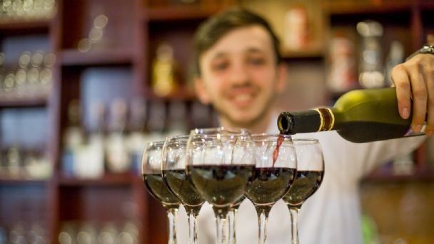 Un mozo le robó la tarjeta a un cliente y gastó $80.000 en ropa.