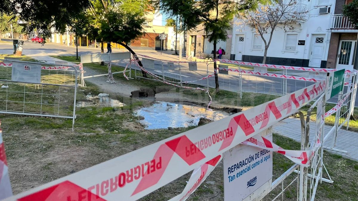 Otra vez el socavón de Bulevar y Urquiza: se registró una pérdida de agua y vallaron el cantero central