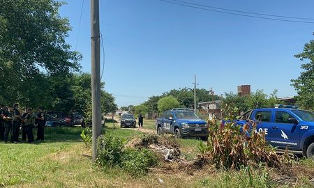 Policías de distintas reparticiones mientras custodiaban el lugar donde fue la balacera que dejó dos muertos. Policías de distintas reparticiones mientras custodiaban el lugar donde fue la balacera que dejó dos muertos.