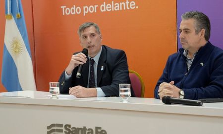 Los ministros de Economía, Pablo Olivares; y de Seguridad, Pablo Coccocioni, explicaron la postura de Santa Fe ante el programa de blanqueo de dólares anunciado por la Nación. Los ministros de Economía, Pablo Olivares; y de Seguridad, Pablo Coccocioni, explicaron la postura de Santa Fe ante el programa de blanqueo de dólares anunciado por la Nación.