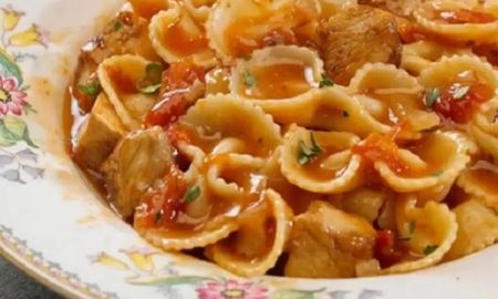 El sellado previo de la proteína en la misma olla donde se hará el guiso permite recuperar los jugos caramelizados que potencian el sabor de la salsa. El sellado previo de la proteína en la misma olla donde se hará el guiso permite recuperar los jugos caramelizados que potencian el sabor de la salsa.