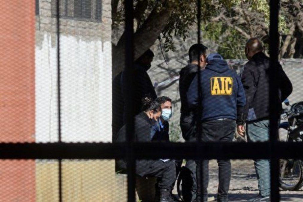 Los pesquisas analizaban el entorno de la víctima en busca de pistas sobre lo ocurrido.