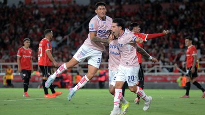 ¡Pasó de todo! El VAR actuó en el penal de Unión y le anuló un golazo a Palacios en un primer tiempo brillante