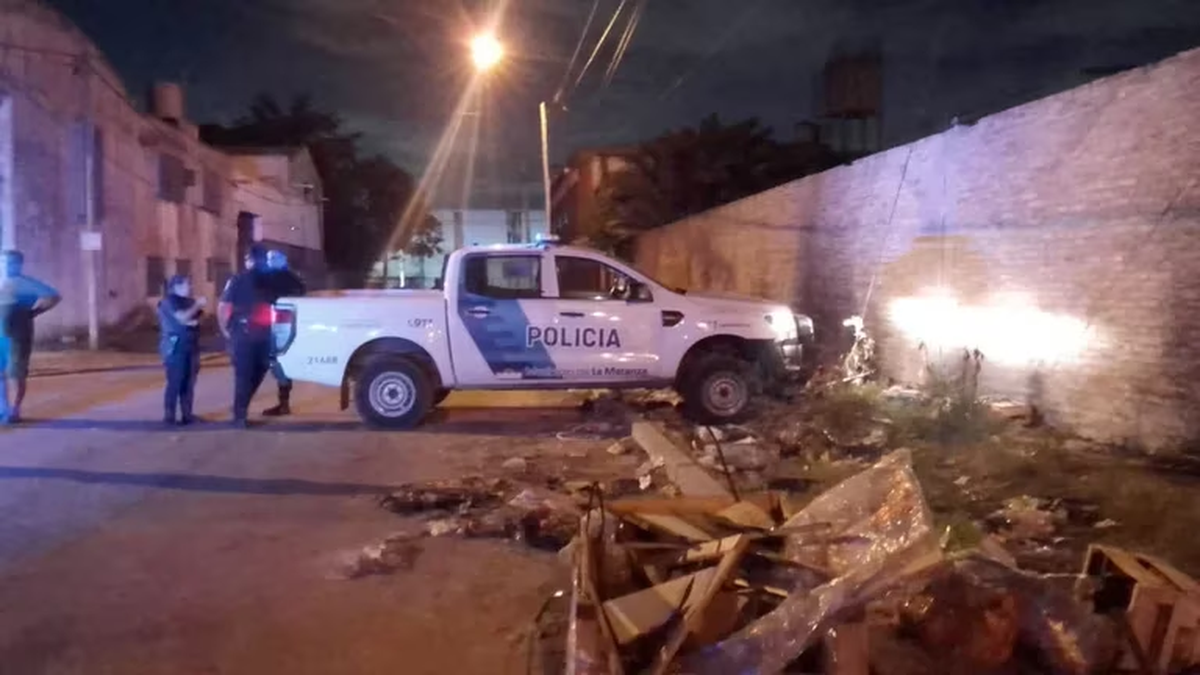 Uno de los delincuentes resulto herido tras el enfrentamiento con la policía, mientras que su cómplice se disparó y murió.