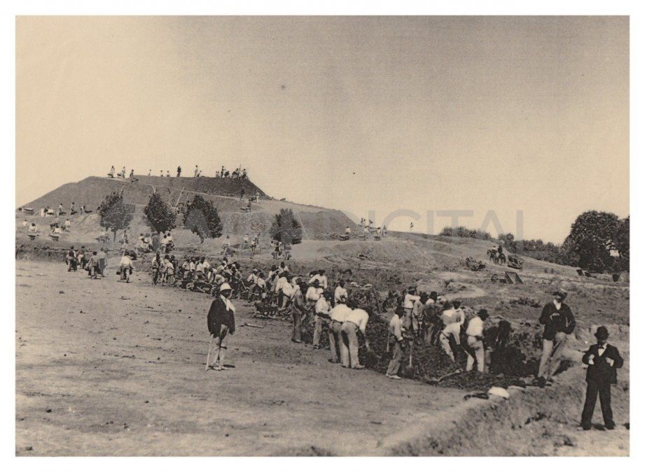 La tierra que se excavó para hacer el lago del Parque de la Independencia se utilizó para hacer una pequeña colina, que todavía sigue ahí.