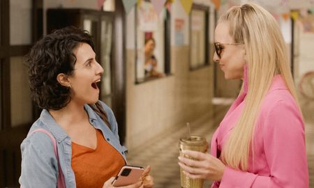 No me rompan es una comedia protagonizada por Ángela y Vera (Carla Peterson y Julieta Díaz), dos mujeres con un carácter explosivo que se conocen en un grupo de control de ira al que asisten obligadas. No me rompan es una comedia protagonizada por Ángela y Vera (Carla Peterson y Julieta Díaz), dos mujeres con un carácter explosivo que se conocen en un grupo de control de ira al que asisten obligadas.
