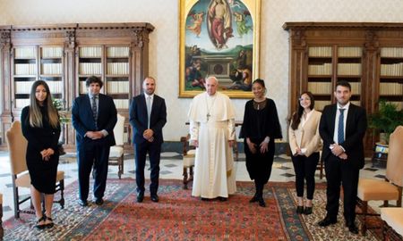 El ministro y el pontífice abordaron la situación de la deuda que debe afrontar el país con el Fondo Monetario Internacional (FMI) y con el Club de París. El ministro y el pontífice abordaron la situación de la deuda que debe afrontar el país con el Fondo Monetario Internacional (FMI) y con el Club de París.