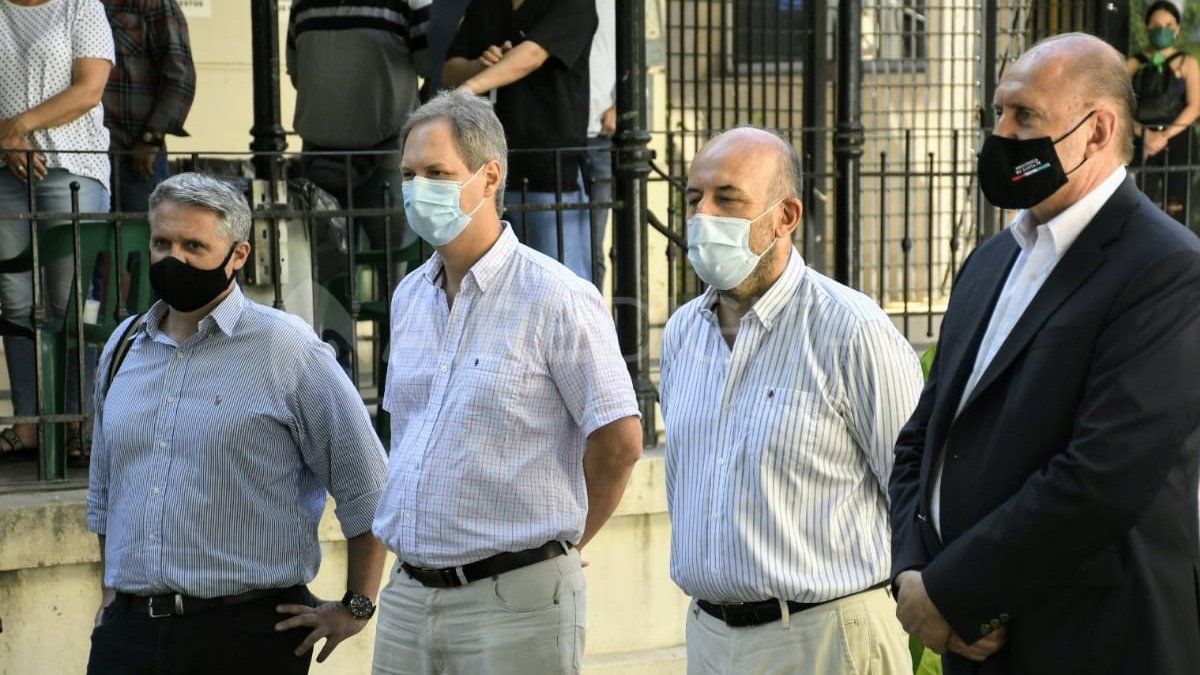 El gobernador Omar Perotti encabezó el operativo de vacunación en el Hospital Centenario de Rosario