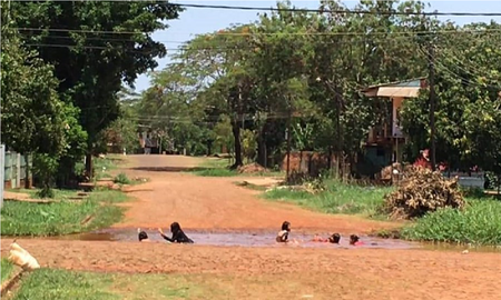 Para mitigar el calor en Puerto Iguazú, niños se refrescaron en una naciente Para mitigar el calor en Puerto Iguazú, niños se refrescaron en una naciente