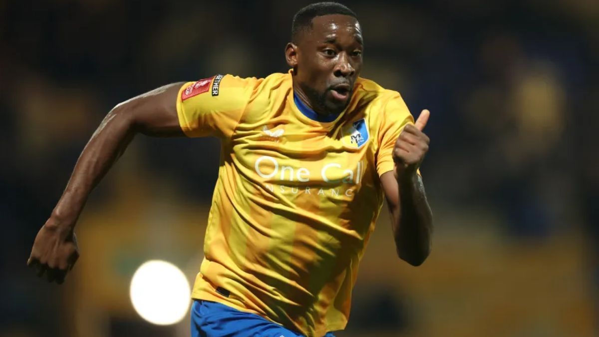 Lucas Akins cumple una condena de 14 meses de prisión.