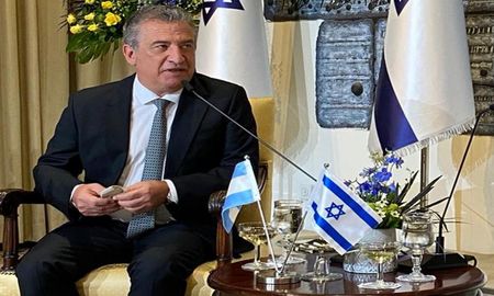 El voto argentino -compartido también por China, Rusia, Venezuela, Bolivia y Cuba, entre otros 24 países- generó malestar en las autoridades de Israel, por lo que la reunión girará en torno a ese tema. El voto argentino -compartido también por China, Rusia, Venezuela, Bolivia y Cuba, entre otros 24 países- generó malestar en las autoridades de Israel, por lo que la reunión girará en torno a ese tema.