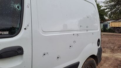 Balacera y amenazas en el sur del Rosario: dispararon a mansalva contra dos autos y dejaron una nota