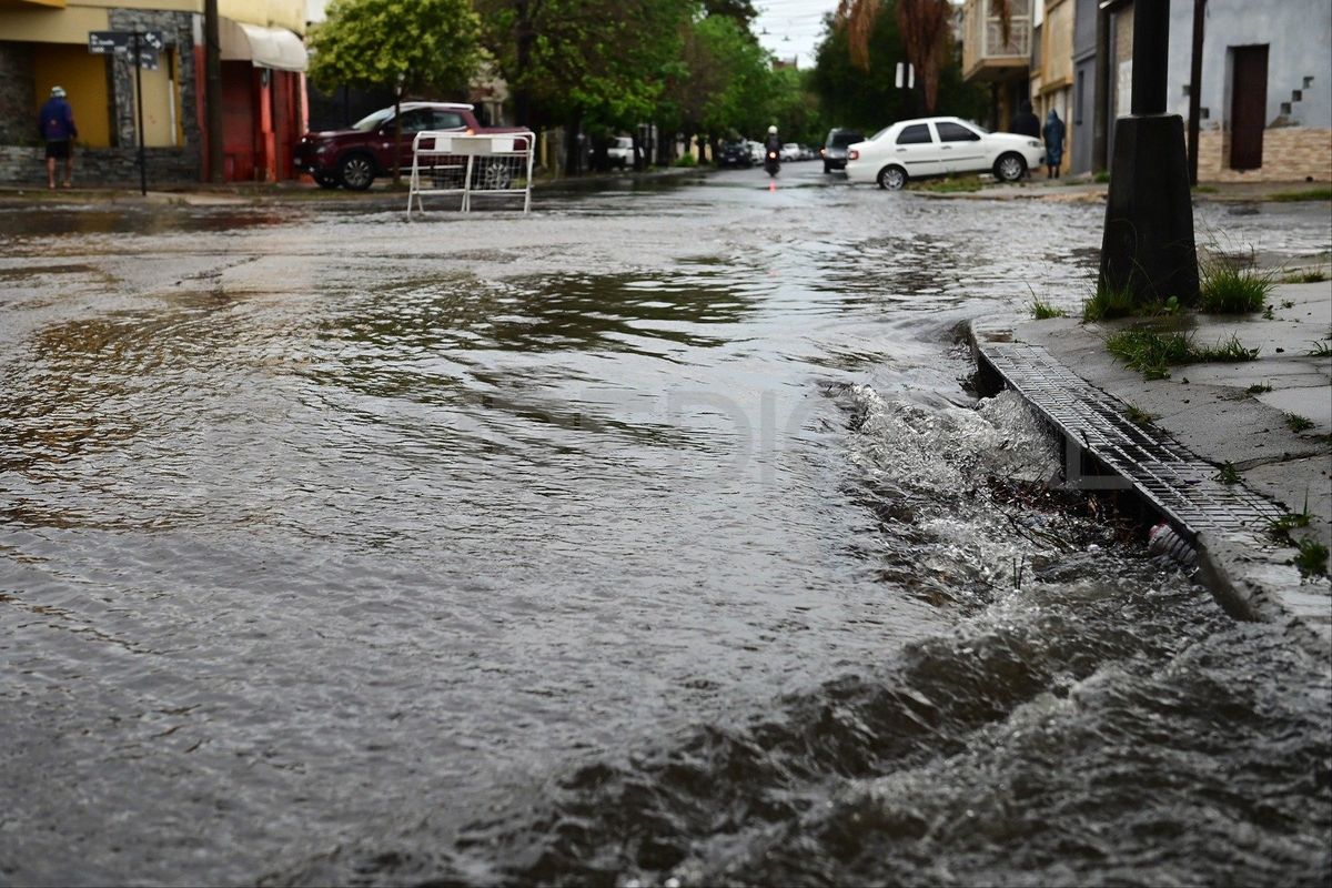 El agua provocó el anegamiento en varias calles de la ciudad de Santa Fe. El agua provocó el anegamiento en varias calles de la ciudad de Santa Fe.