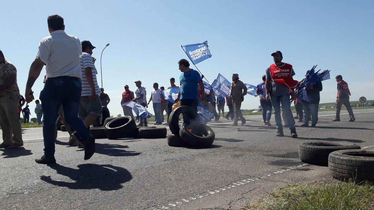 Trabajadores de Maciel y agrupados en la Festram protestaron este lunes sobre la autopista Santa Fe-Rosario. 