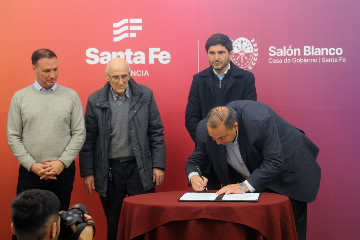 La firma del convenio se realizó este miércoles en la Casa de Gobierno de Santa Fe. La firma del convenio se realizó este miércoles en la Casa de Gobierno de Santa Fe.
