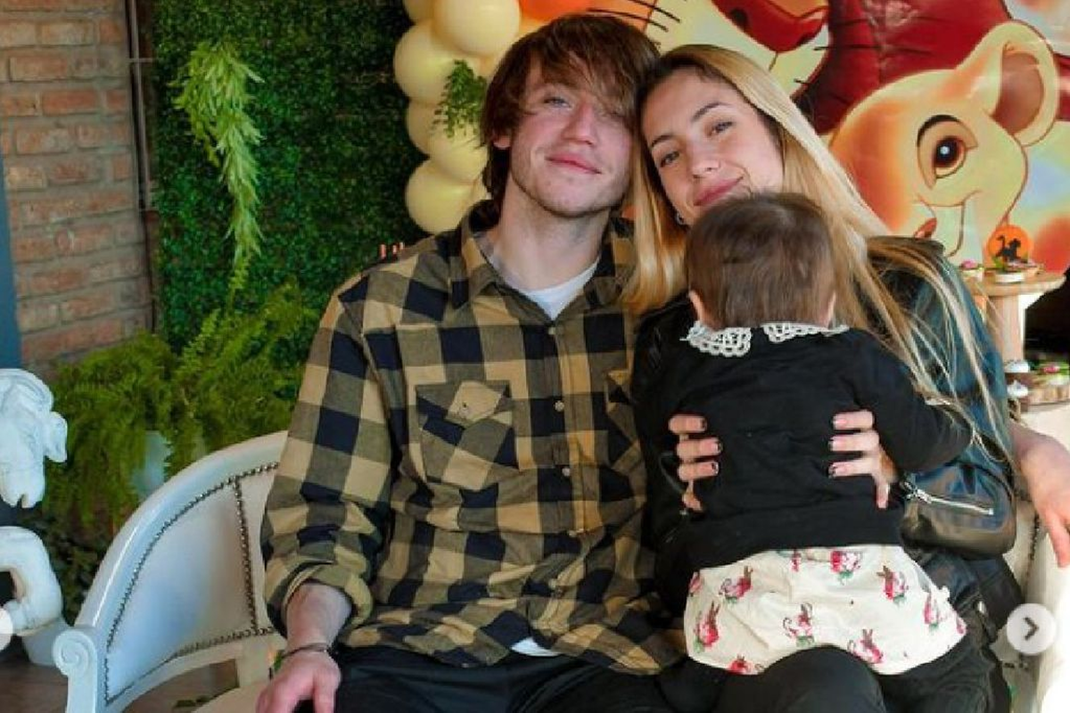Paulo Londra y Rocío Moreno junto a su hija.