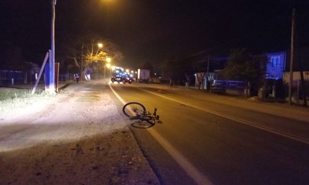 La bicicleta de la mujer quedó en la ruta hasta la llegada de los peritos. La bicicleta de la mujer quedó en la ruta hasta la llegada de los peritos.