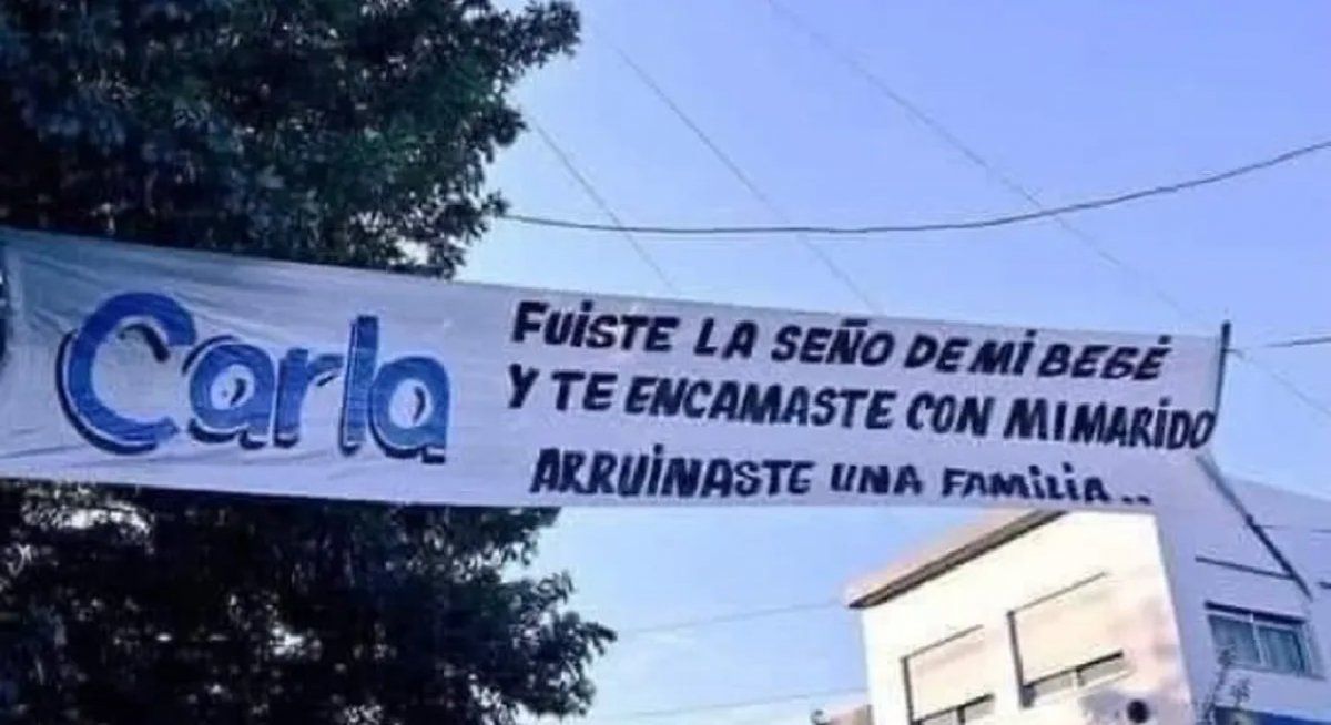 Escracharon a la maestra y el primer día de clases terminó en escándalo: Te encamaste con mi marido