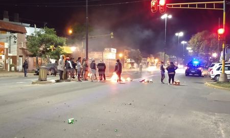 El robo ocurrió a pocos metros del reclamo de familiares de detenidos en la seccional 9na.&nbsp;