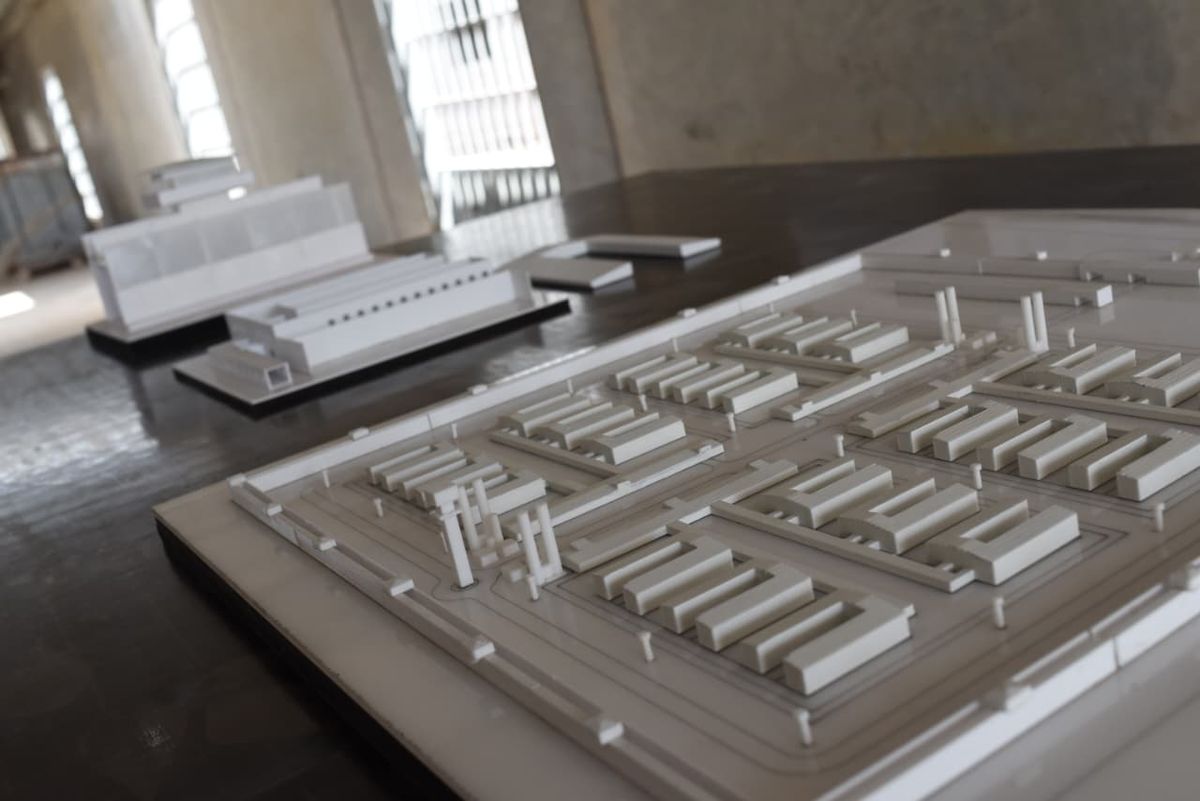 El complejo contará con un doble muro perimetral de 10 metros de altura y 1.800 metros de largo, torreones de vigilancia cada 70 metros y una torre de 36 metros para una vista panorámica. El complejo contará con un doble muro perimetral de 10 metros de altura y 1.800 metros de largo, torreones de vigilancia cada 70 metros y una torre de 36 metros para una vista panorámica.