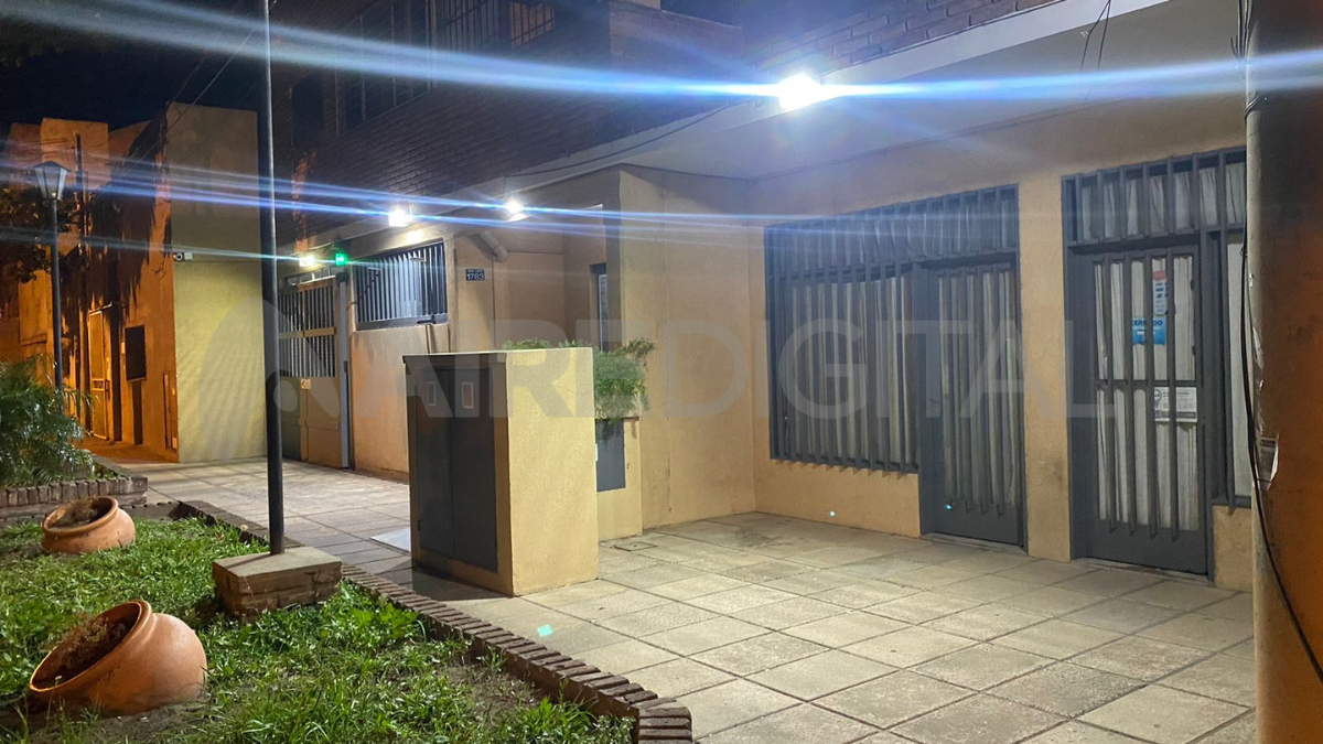 La víctima se encontraba cenando en su departamento cuando escuchó disparos.